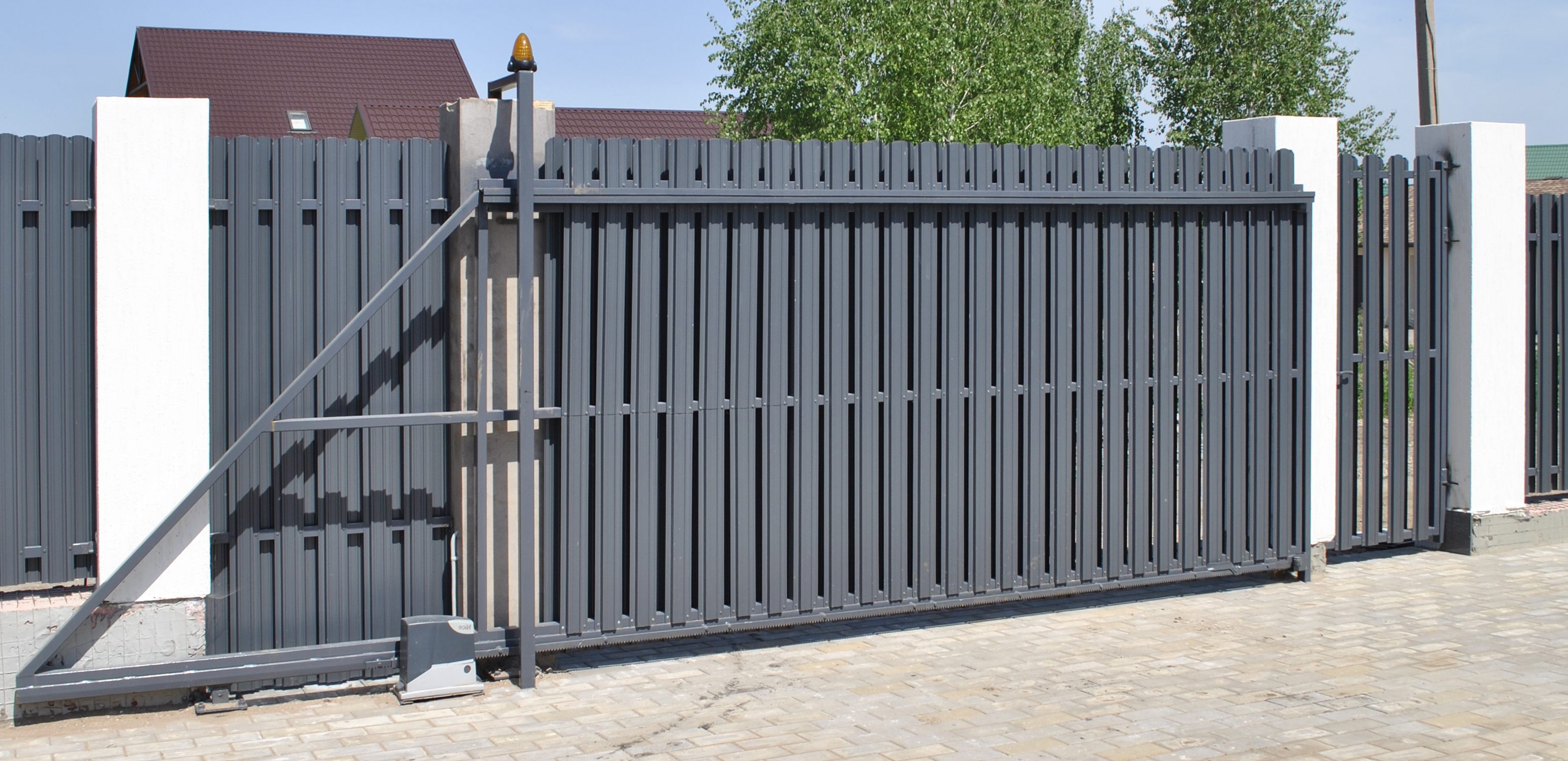 Ворота из металлического штакетника в Светлограде